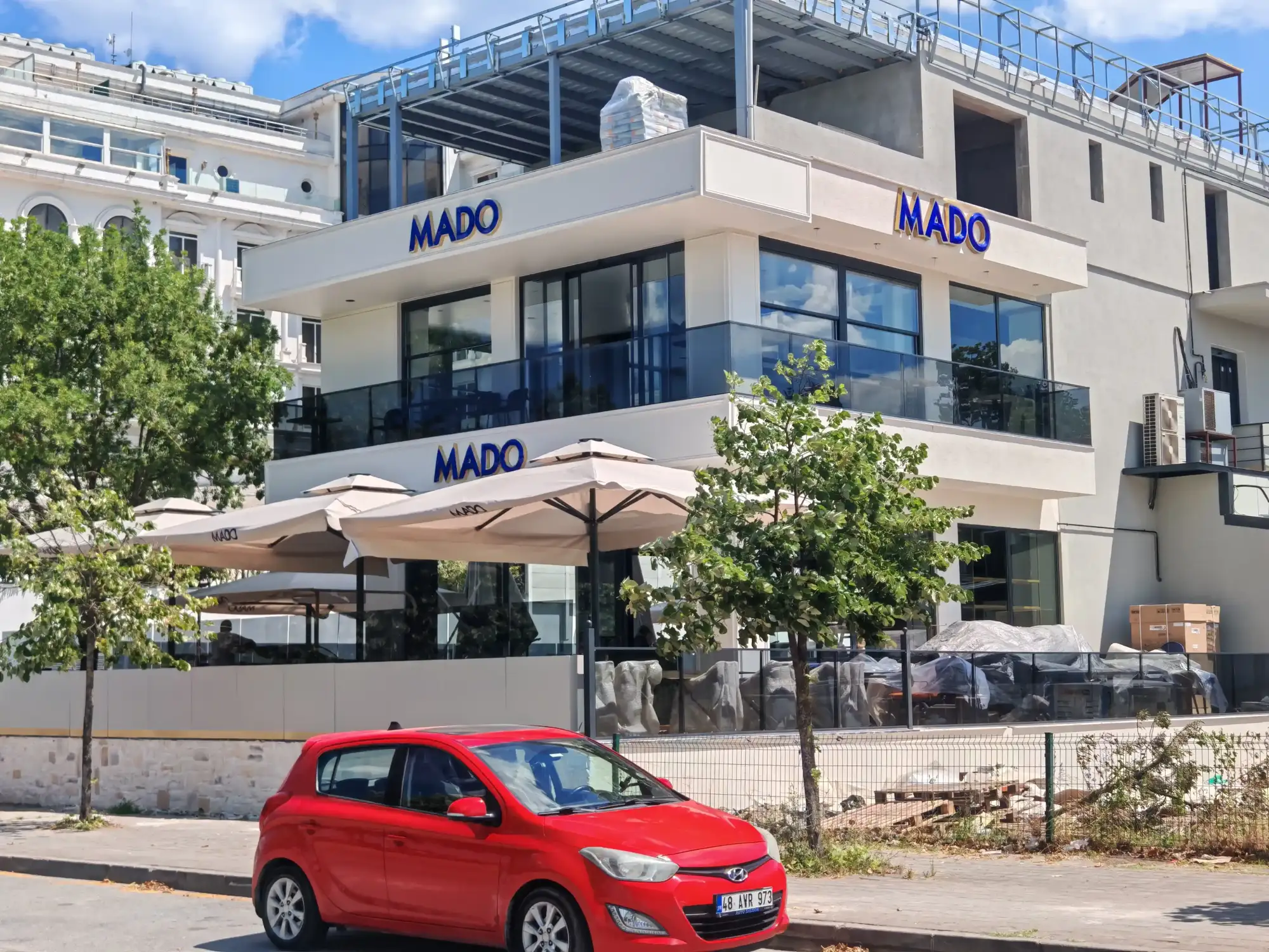 Mado İzmit başiskele tabela ışıklı kutu harf çalışmaları MADO tabelası